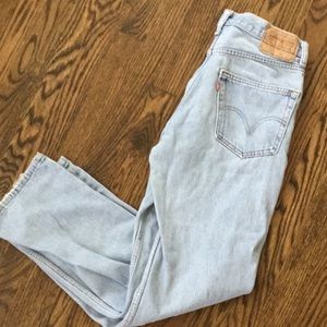 Vintage Levi’s 550 fits like a size 8 natural distressing pictured